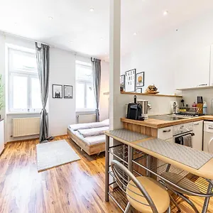  Apartment Cozy + Trendy By Jr Austria